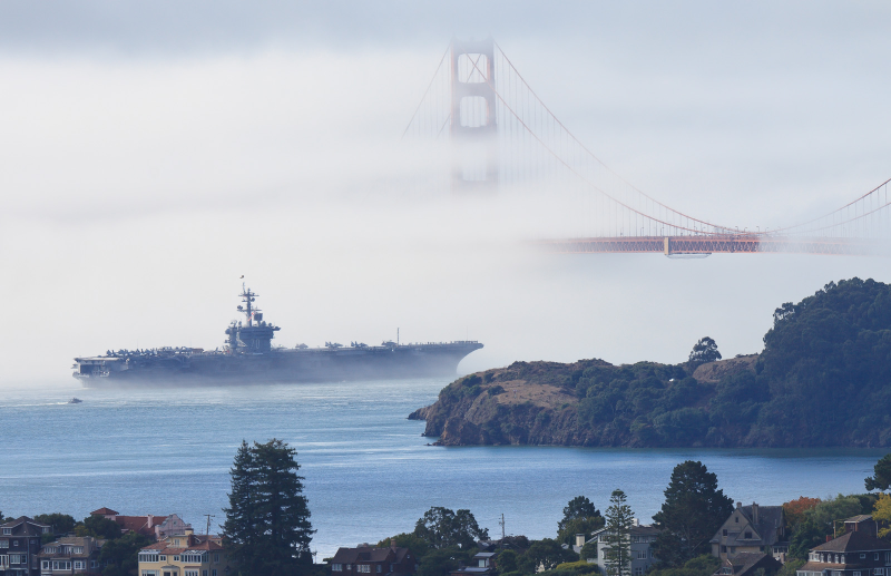 Illustration for article titled Incredible photo of an F-18 zooming through the Golden Gate bridge